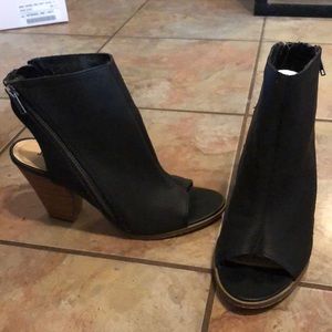 Open toe heeled booties